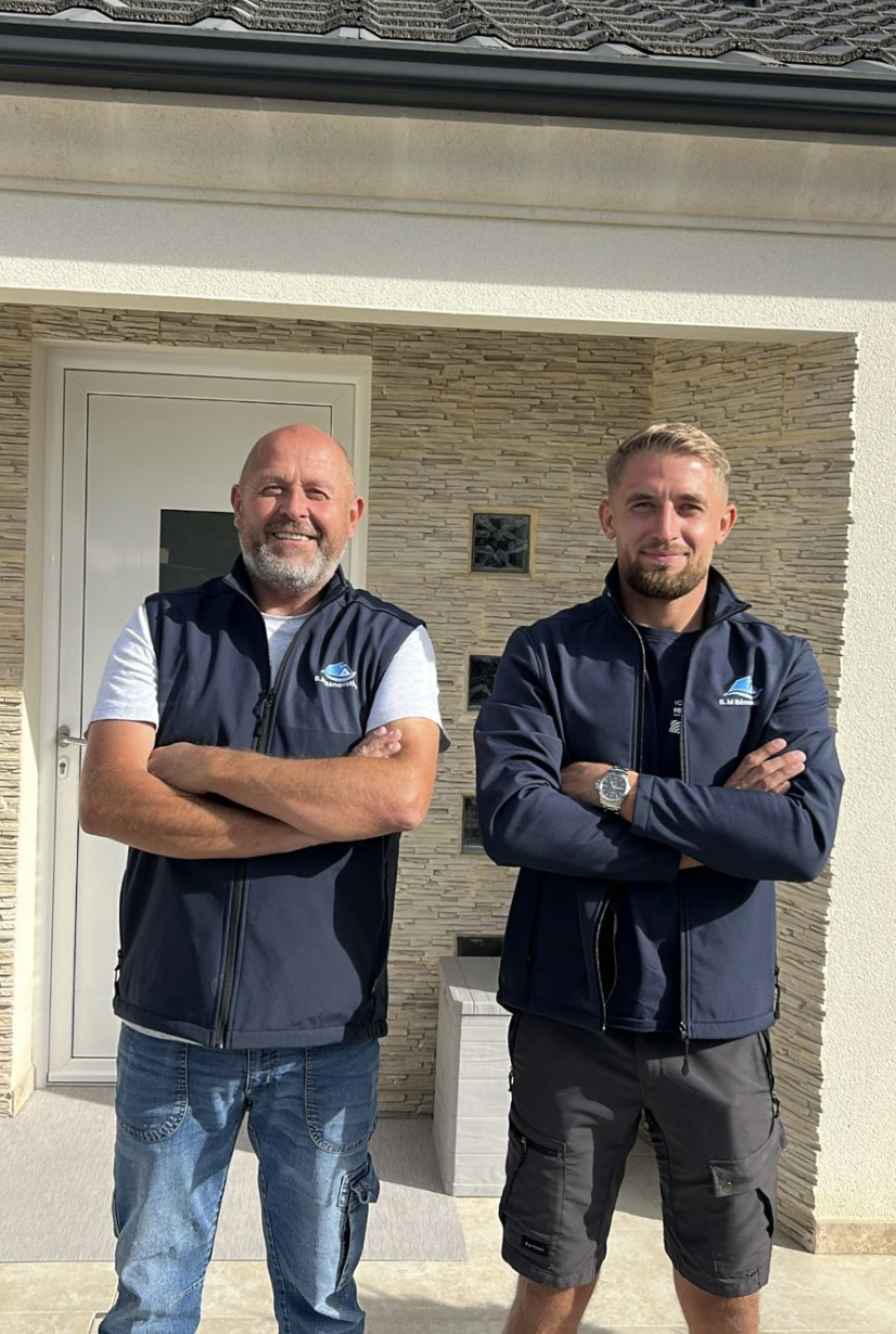 Brad Miraux et son père, les deux artisans couvreurs de B.M Rénovation