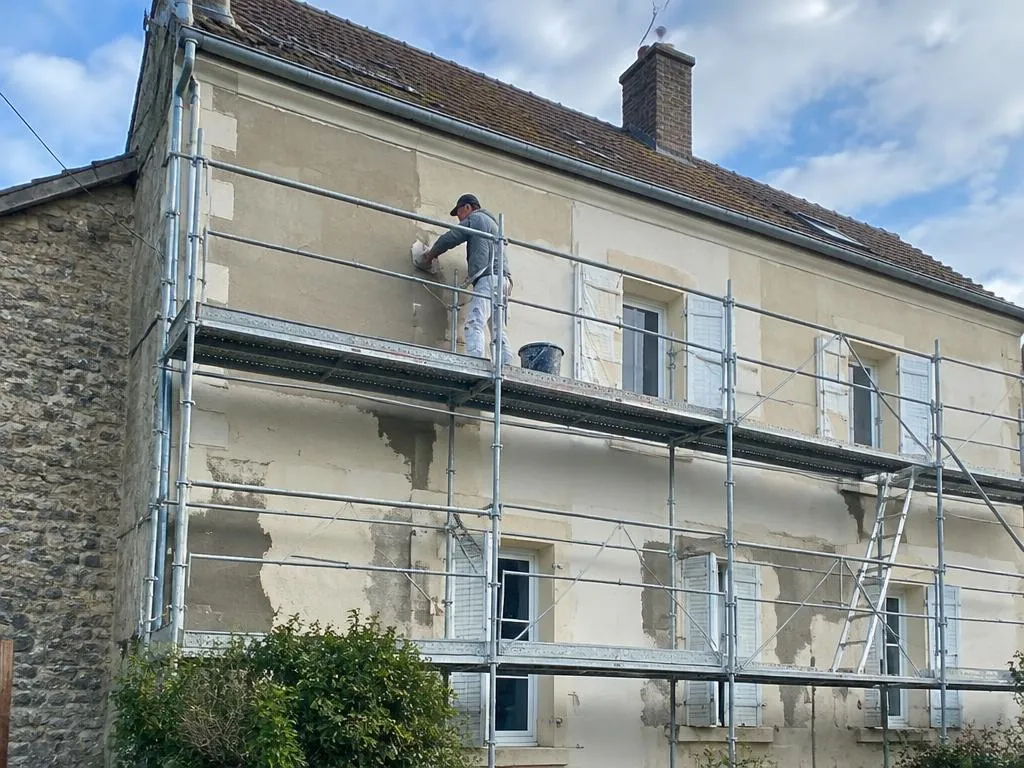 Échafaudage installé sur une façade pendant un ravalement dans l'Oise